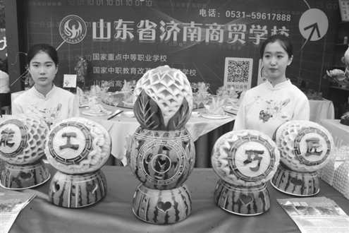 济南市商贸学校展区展出的雕刻作品